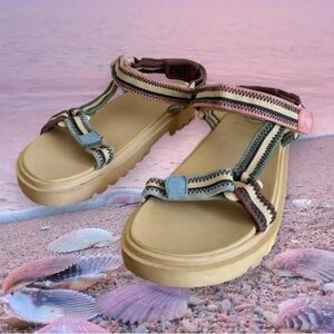 Wonder Nation Women's pastel slides -6M but can fit up to a size 8